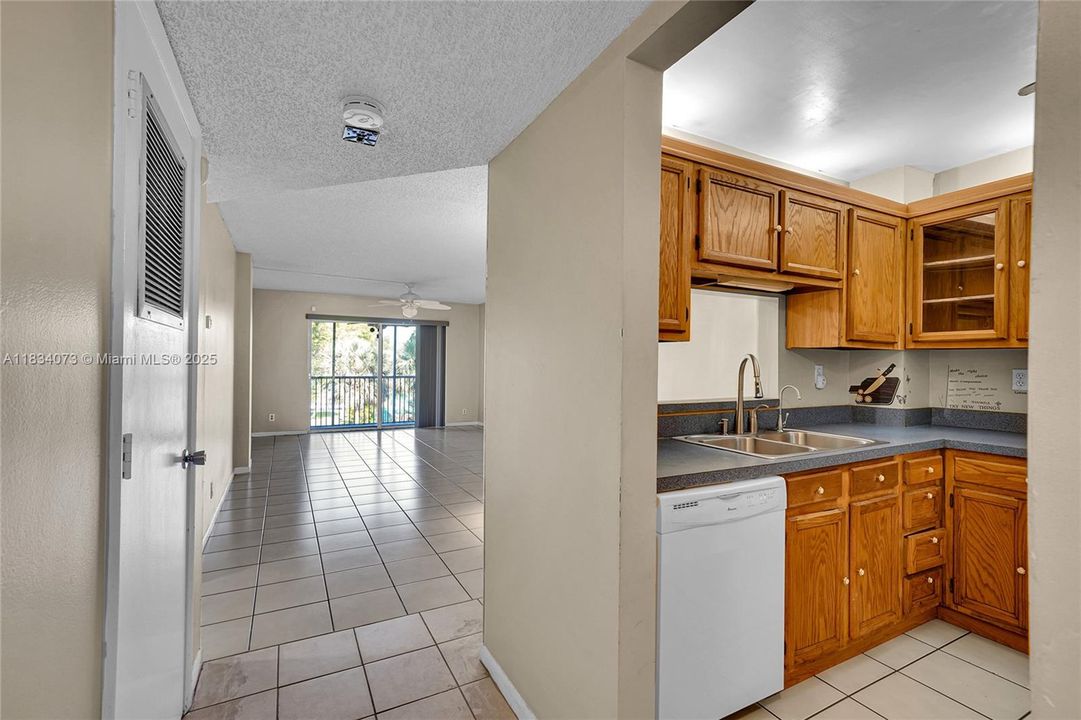 For Sale: $199,000 (2 beds, 2 baths, 990 Square Feet)