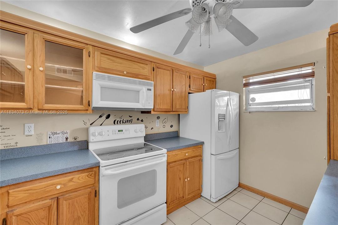 For Sale: $199,000 (2 beds, 2 baths, 990 Square Feet)
