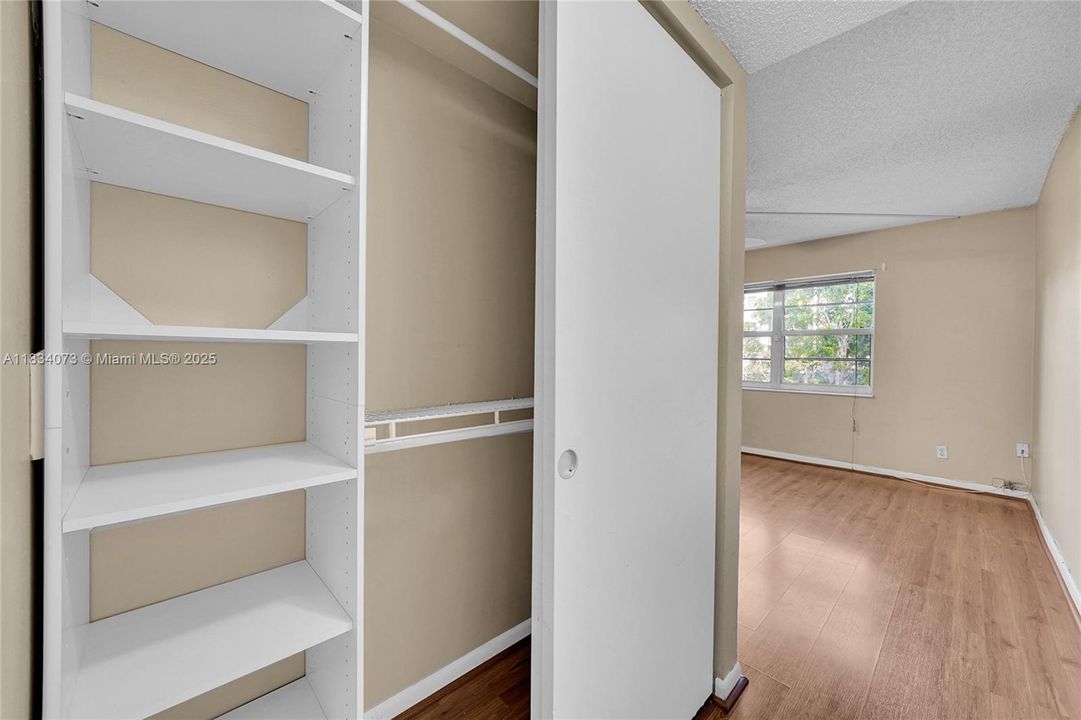 For Sale: $199,000 (2 beds, 2 baths, 990 Square Feet)