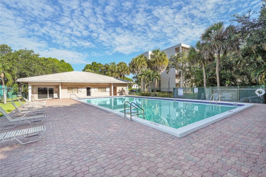 For Sale: $199,000 (2 beds, 2 baths, 990 Square Feet)