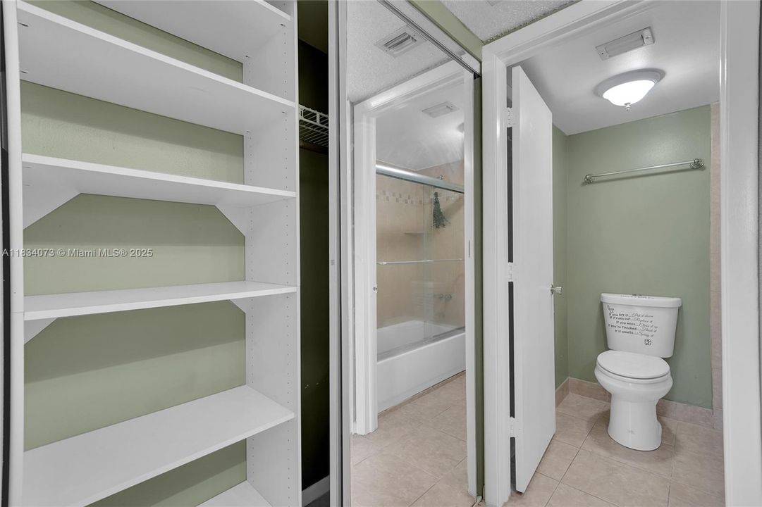 For Sale: $199,000 (2 beds, 2 baths, 990 Square Feet)