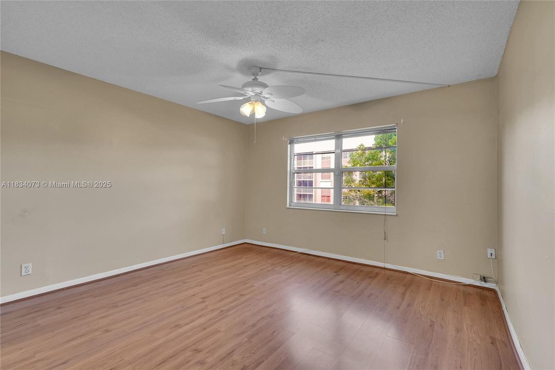 For Sale: $199,000 (2 beds, 2 baths, 990 Square Feet)