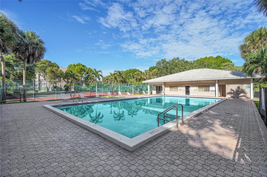 For Sale: $199,000 (2 beds, 2 baths, 990 Square Feet)