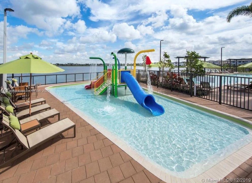 En Venta: $575,000 (3 camas, 2 baños, 1692 Pies cuadrados)