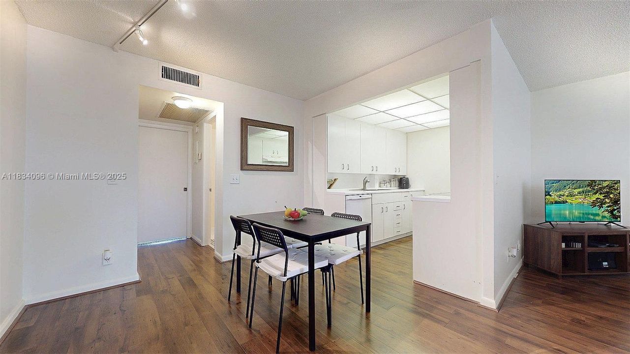 待售: $115,000 (1 贝兹, 1 浴室, 738 平方英尺)