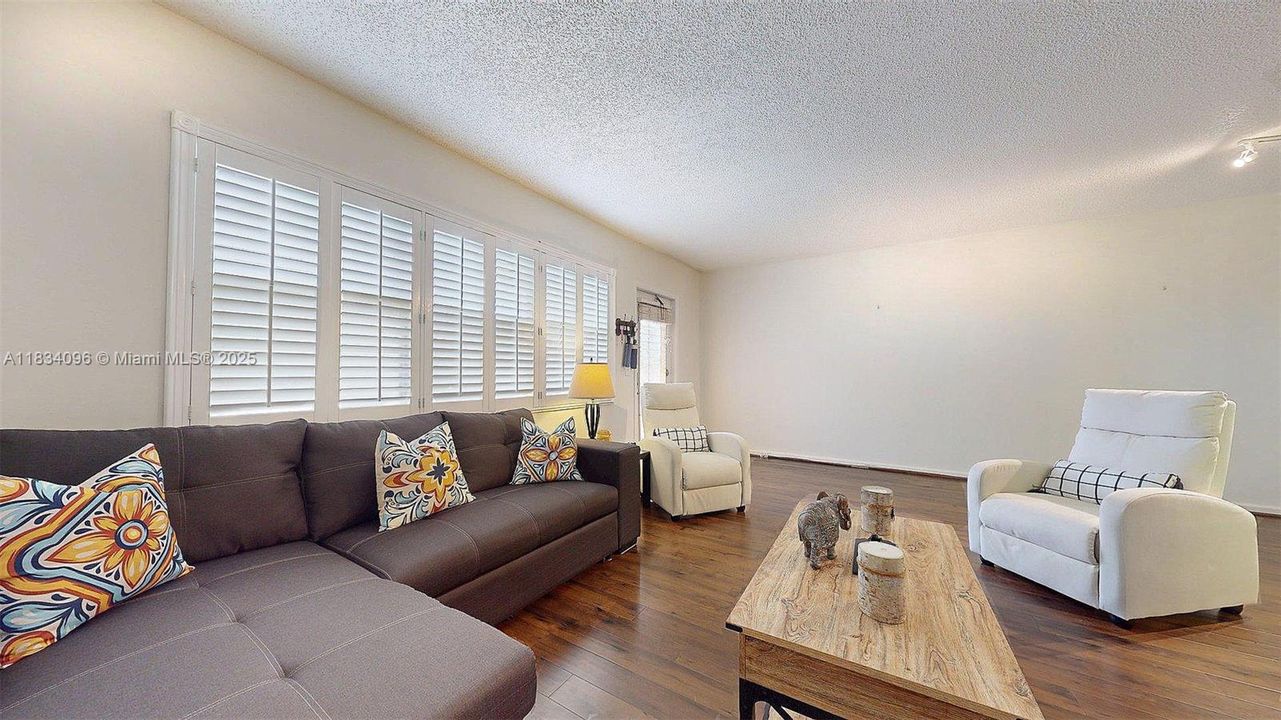 待售: $115,000 (1 贝兹, 1 浴室, 738 平方英尺)