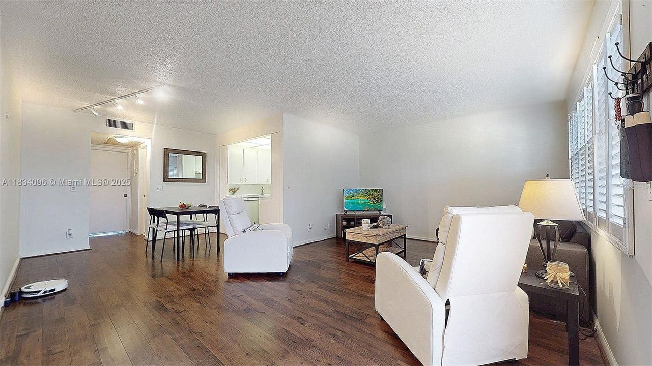 待售: $115,000 (1 贝兹, 1 浴室, 738 平方英尺)