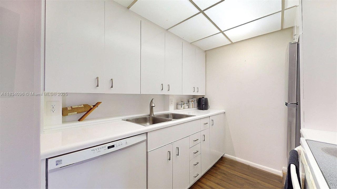 待售: $115,000 (1 贝兹, 1 浴室, 738 平方英尺)