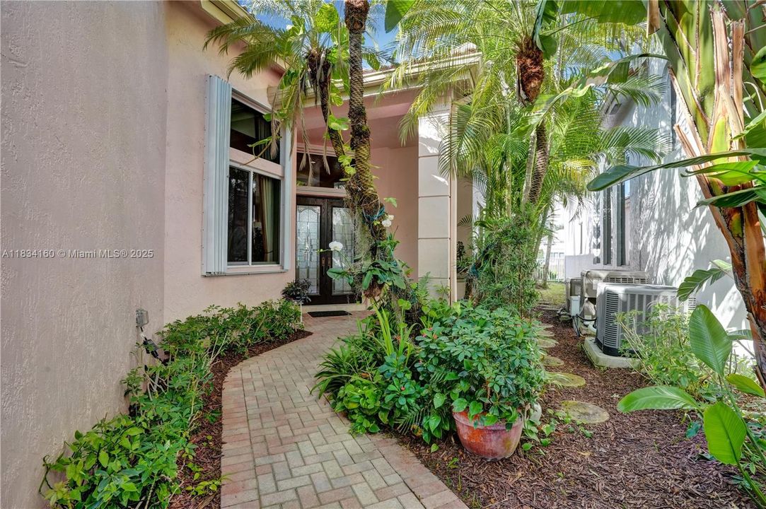 Недавно продано: $649,000 (3 спален, 2 ванн, 2749 Квадратных фут)