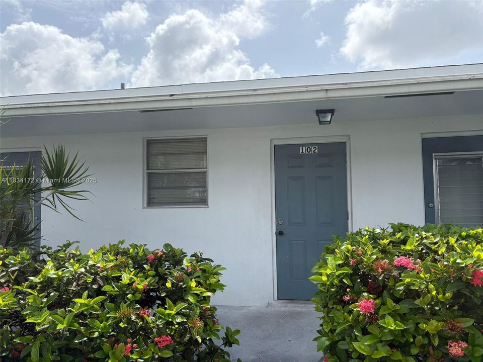 Active With Contract: $150,000 (2 beds, 1 baths, 772 Square Feet)