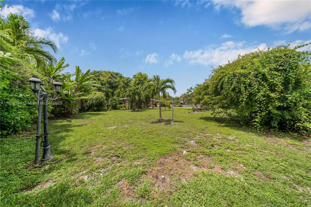 На продажу: $3,000,000 (1.32 acres)