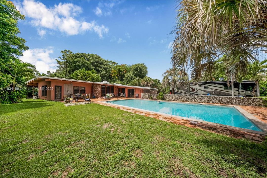 На продажу: $3,000,000 (1.32 acres)