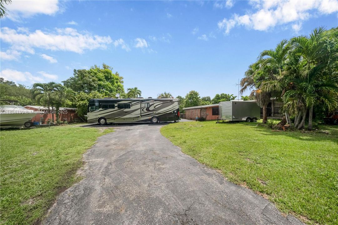 На продажу: $3,000,000 (1.32 acres)