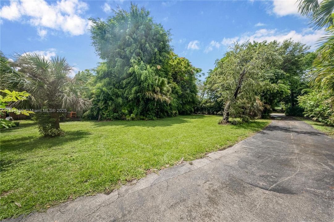 На продажу: $3,000,000 (1.32 acres)