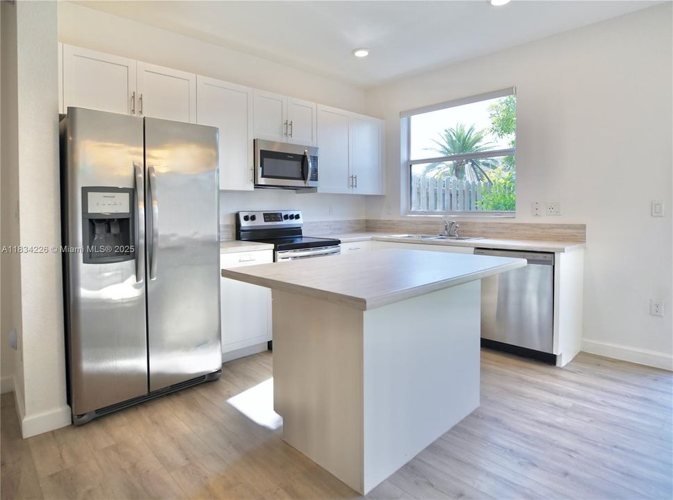 Недавно продано: $350,000 (3 спален, 3 ванн, 1328 Квадратных фут)