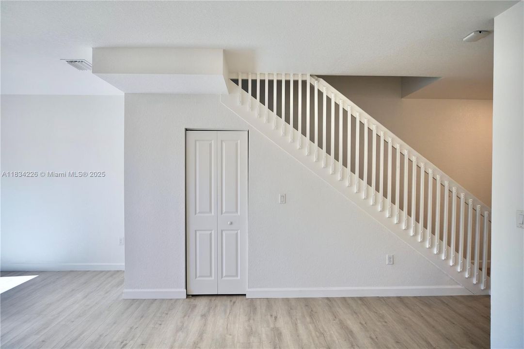 Недавно продано: $350,000 (3 спален, 3 ванн, 1328 Квадратных фут)