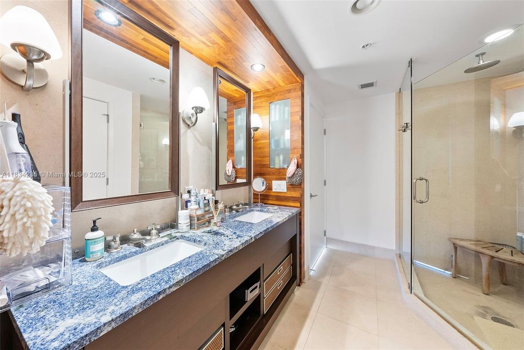 For Sale: $850,000 (1 beds, 1 baths, 820 Square Feet)