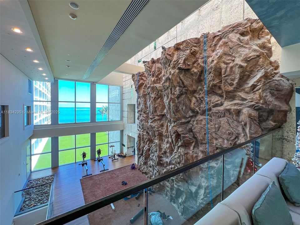 For Sale: $850,000 (1 beds, 1 baths, 820 Square Feet)