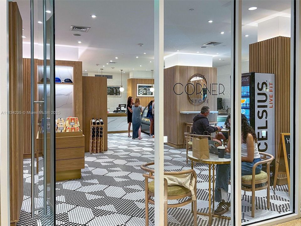 For Sale: $850,000 (1 beds, 1 baths, 820 Square Feet)