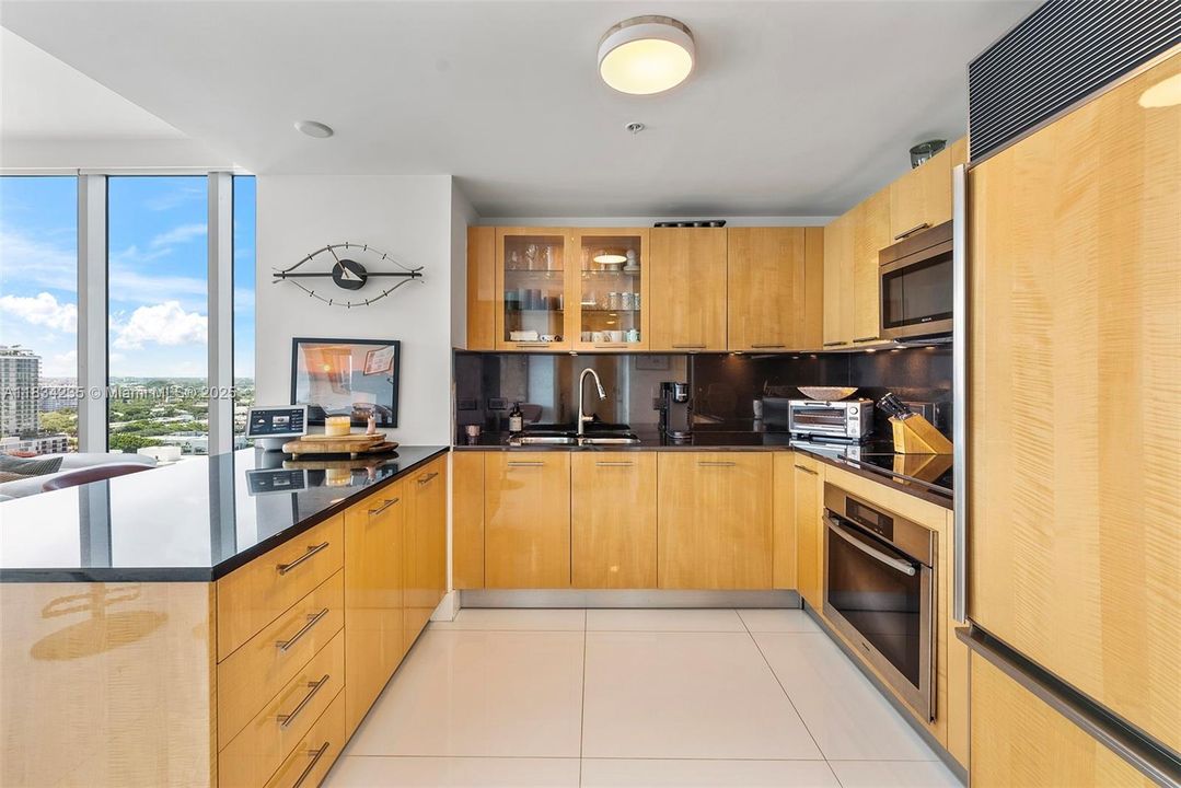 For Sale: $850,000 (1 beds, 1 baths, 820 Square Feet)