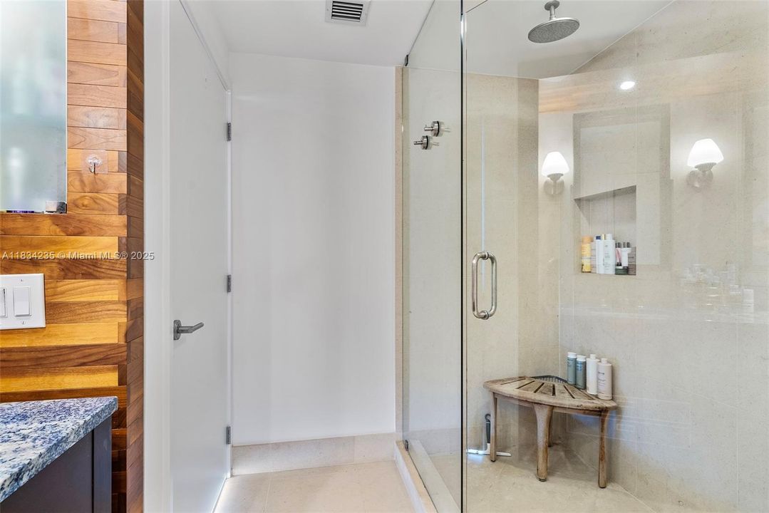 For Sale: $850,000 (1 beds, 1 baths, 820 Square Feet)