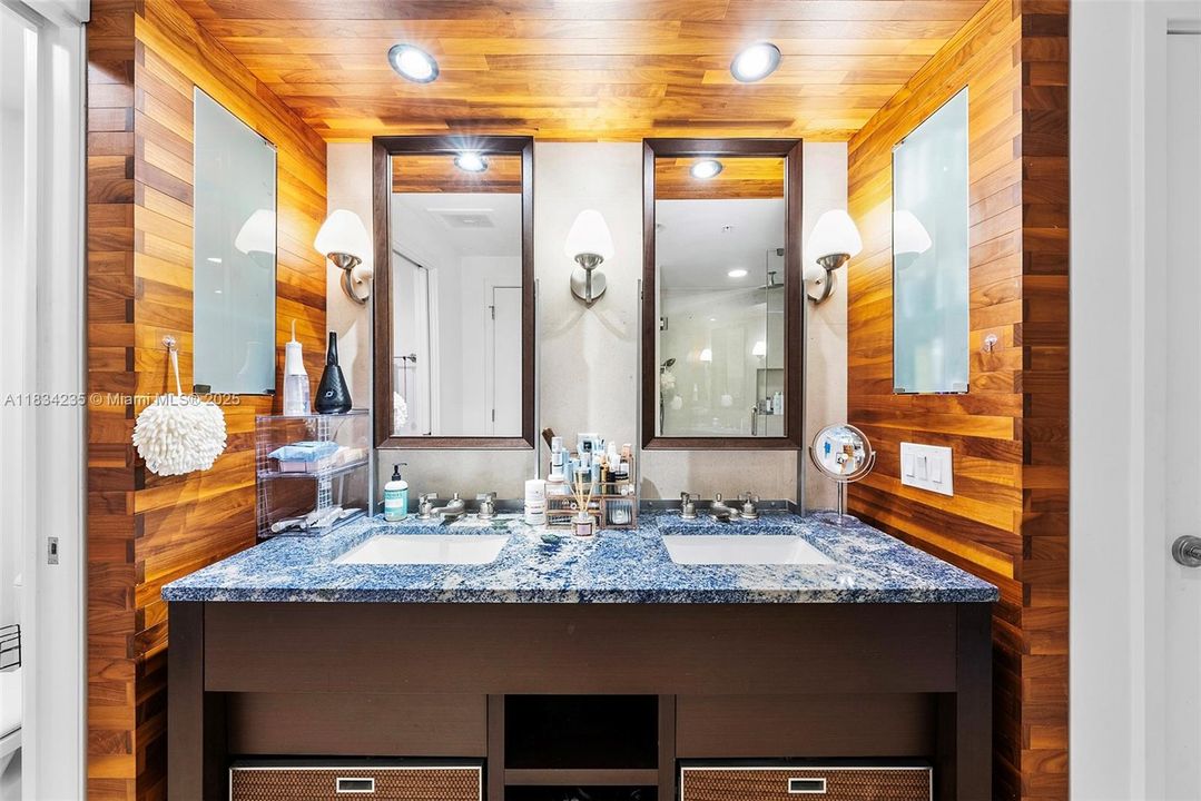 For Sale: $850,000 (1 beds, 1 baths, 820 Square Feet)