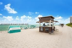 For Sale: $850,000 (1 beds, 1 baths, 820 Square Feet)