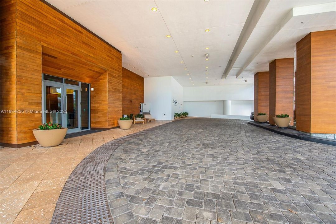 For Sale: $850,000 (1 beds, 1 baths, 820 Square Feet)