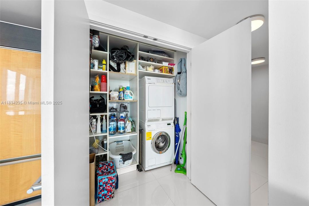 For Sale: $850,000 (1 beds, 1 baths, 820 Square Feet)