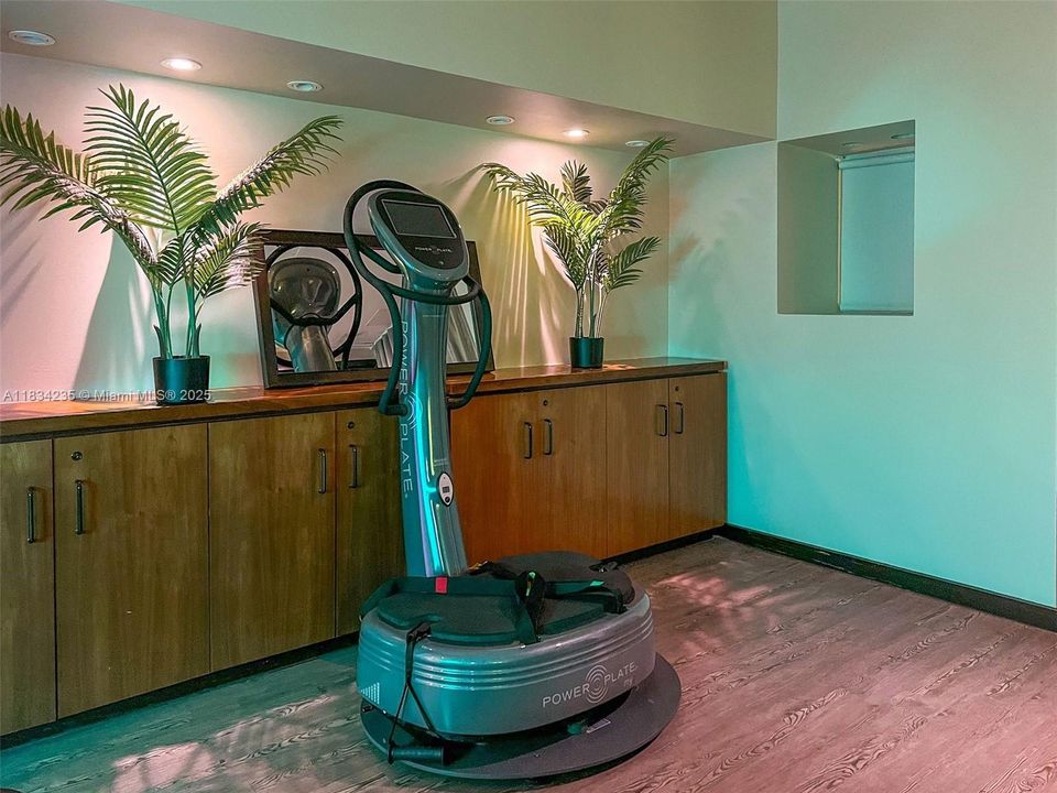 For Sale: $850,000 (1 beds, 1 baths, 820 Square Feet)