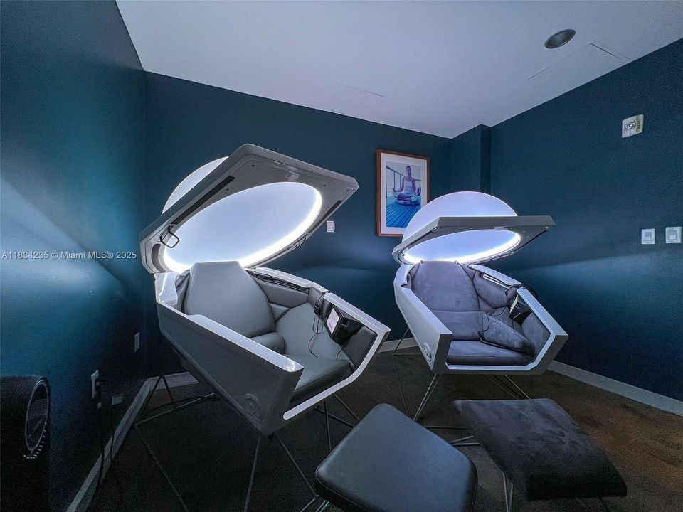 For Sale: $850,000 (1 beds, 1 baths, 820 Square Feet)