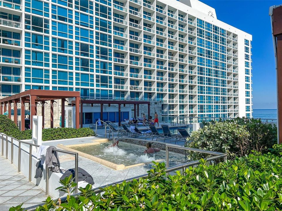 For Sale: $850,000 (1 beds, 1 baths, 820 Square Feet)