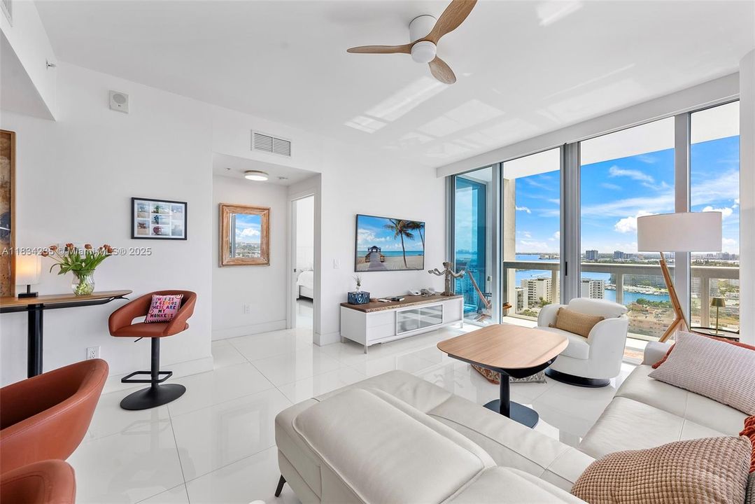 For Sale: $850,000 (1 beds, 1 baths, 820 Square Feet)