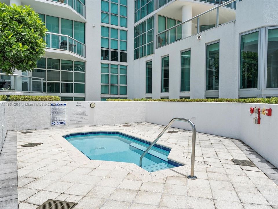 合同活跃: $699,000 (2 贝兹, 2 浴室, 1590 平方英尺)