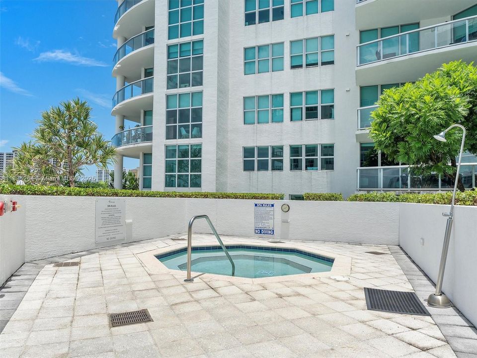 合同活跃: $699,000 (2 贝兹, 2 浴室, 1590 平方英尺)