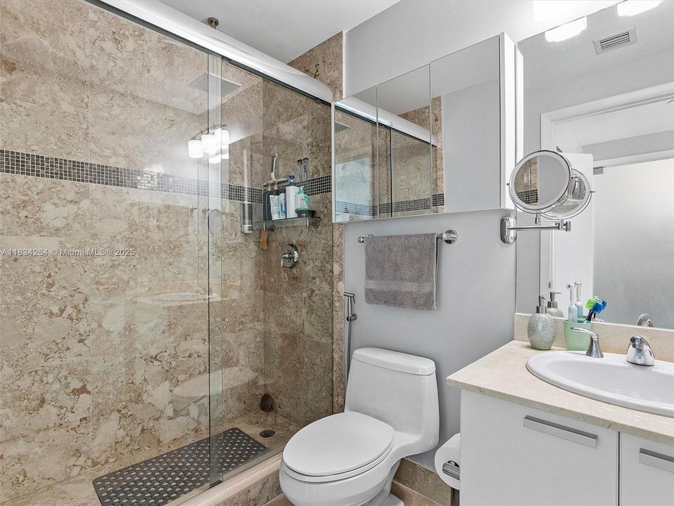 合同活跃: $699,000 (2 贝兹, 2 浴室, 1590 平方英尺)