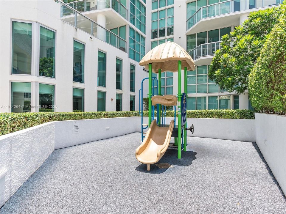 合同活跃: $699,000 (2 贝兹, 2 浴室, 1590 平方英尺)