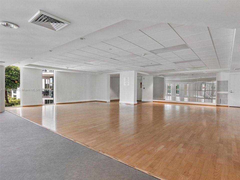 合同活跃: $699,000 (2 贝兹, 2 浴室, 1590 平方英尺)