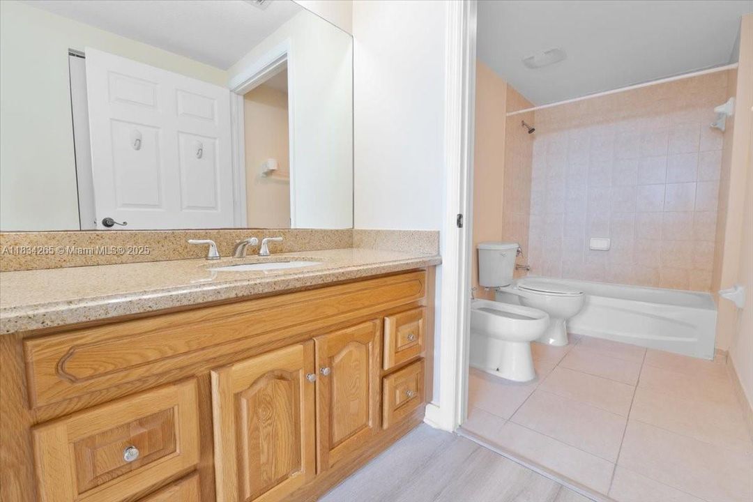 Recently Sold: $420,000 (2 beds, 2 baths, 1009 Square Feet)
