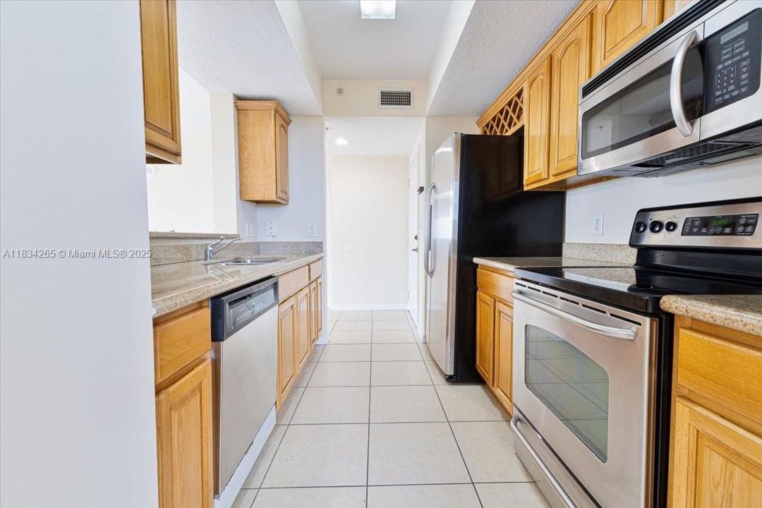 Recently Sold: $420,000 (2 beds, 2 baths, 1009 Square Feet)