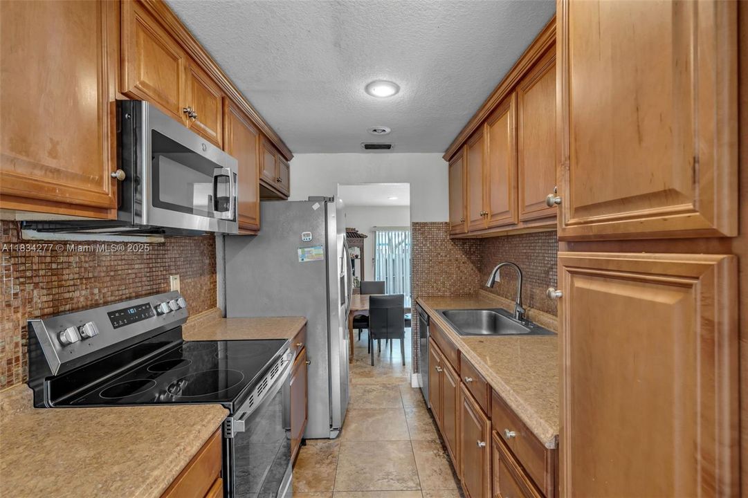 En Venta: $220,000 (4 camas, 2 baños, 2020 Pies cuadrados)