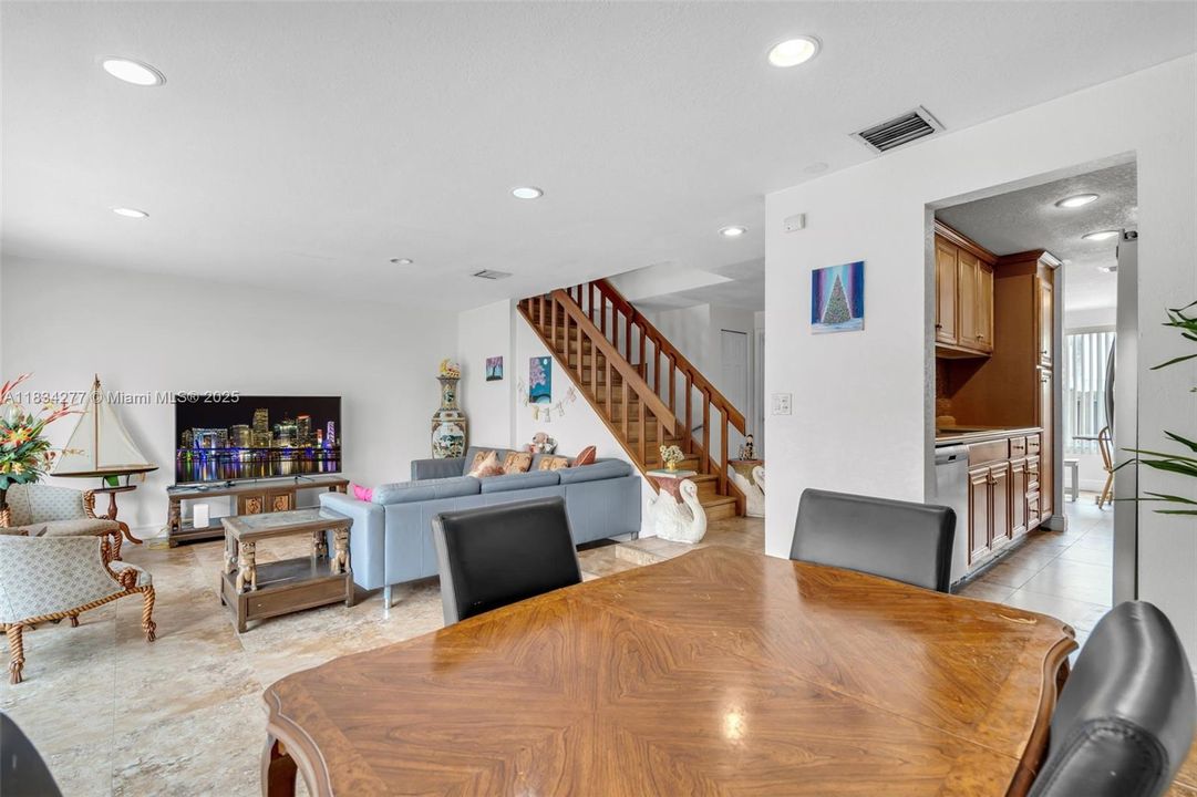 En Venta: $220,000 (4 camas, 2 baños, 2020 Pies cuadrados)