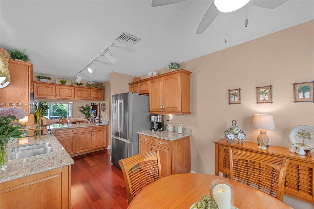 Vendido Recientemente: $450,000 (2 camas, 2 baños, 1368 Pies cuadrados)