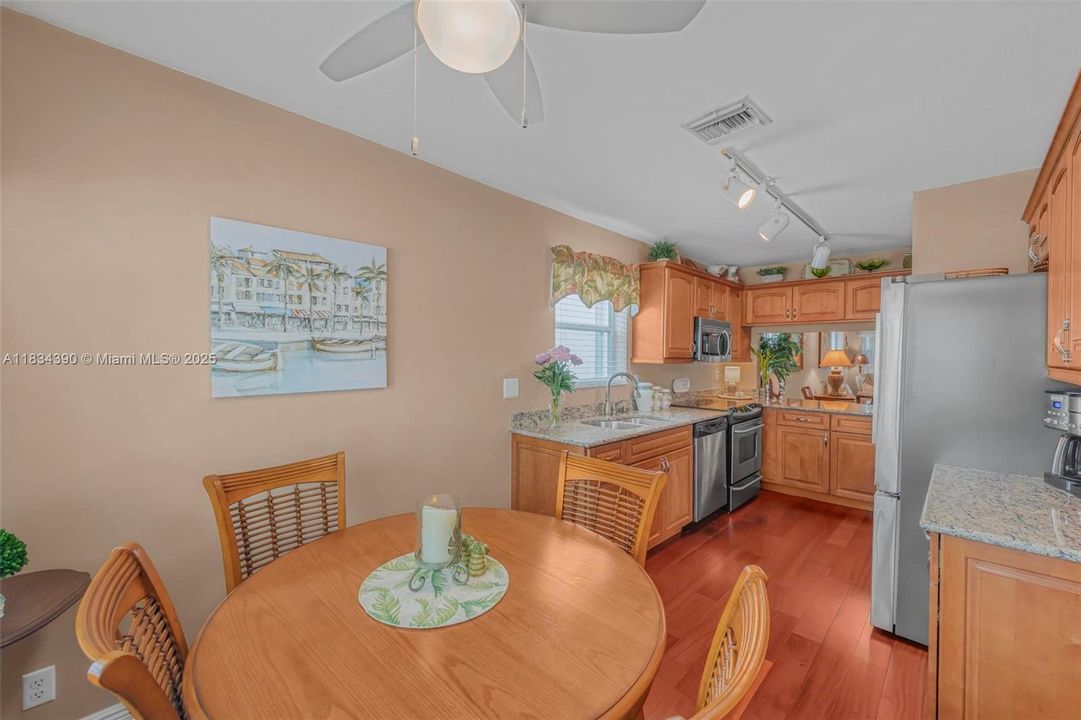 Vendido Recientemente: $450,000 (2 camas, 2 baños, 1368 Pies cuadrados)