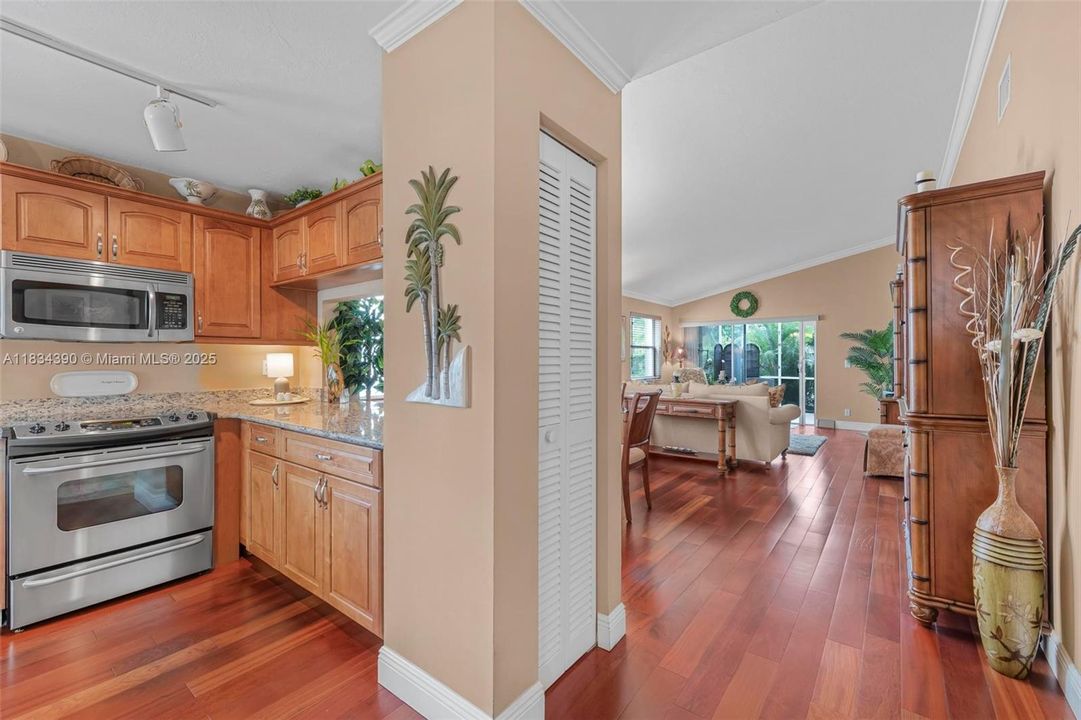 Vendido Recientemente: $450,000 (2 camas, 2 baños, 1368 Pies cuadrados)