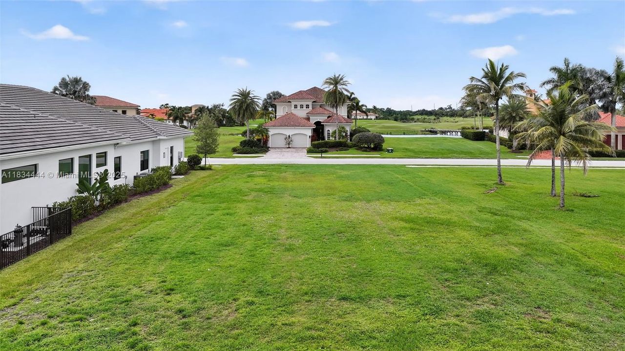 En Venta: $300,000 (0.20 acres)