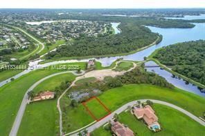 En Venta: $300,000 (0.20 acres)