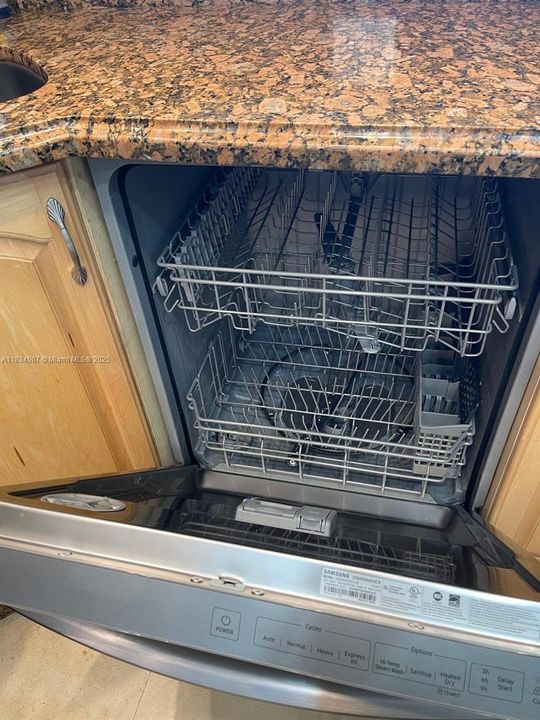 待售: $440,000 (1 贝兹, 1 浴室, 832 平方英尺)