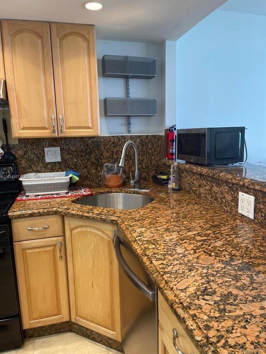 待售: $440,000 (1 贝兹, 1 浴室, 832 平方英尺)