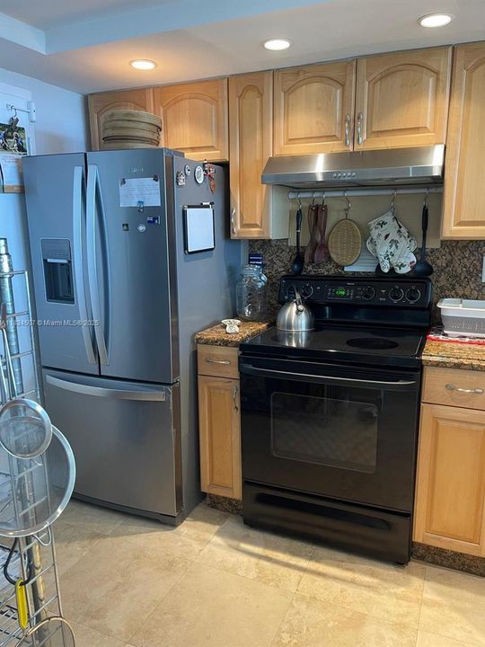 待售: $440,000 (1 贝兹, 1 浴室, 832 平方英尺)